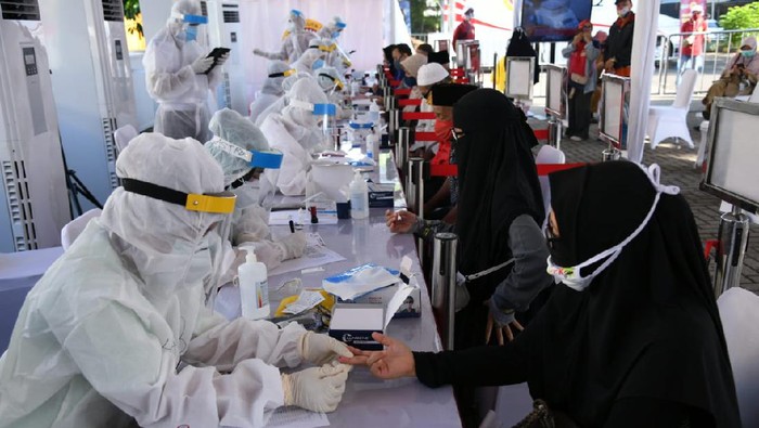 Genjot Rapid Test Massal di Zona Merah Badan Intelijen Negara (BIN) kembali menggelar rapid dan swab test massal COVID-19. Kali ini, kegiatan digelar di Kawasan Bisnis CBD Ciledug, Jalan HOS Cokroaminoto RT 001, RW 001, Karang Tengah, Kota Tangerang, Sabtu (30/5).
