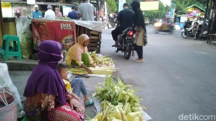 Suasana penjual janur ketupat di Pasar Pedurungan, Semarang, Sabtu (30/5/2020).
