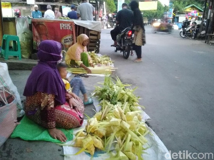 Suasana penjual janur ketupat di Pasar Pedurungan, Semarang, Sabtu (30/5/2020).