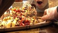 Duh senangnya Arat saat dihadapkan dengan sepiring besar es krim dengan tambahan buah pisang, strawberry, biskuit, sprinkles, hingga sirup cokelat. Foto: Instagram @arat.gym