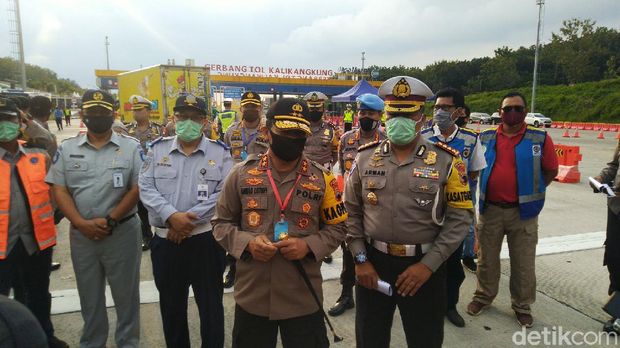 Penyekatan arus balik di gerbang Tol Kalikangkung Semarang, Sabtu (30/5/2020).
