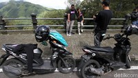Mayoritas warga datang dengan mengendarai sepeda motor. Sesampainya di lokasi mereka langsung berfoto-foto dengan latar belakang perbukitan yang asri.