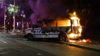 Selain membakar mobil polisi warga juga sempat melakukan penjarahan toko-toko di kota Minneapolis, Minnesota, Amerika Serikat (AS). AP Photo/Frank Franklin II.