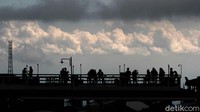 Foto siluet warga bercengkrama di atas gasebo sebuah restoran di Tawangmangu, Jawa Tengah, Jumat (29/5/2020).