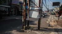 Hingga kini belum ada proses pemindahan tiang sehingga membahayakan pengguna jalan.