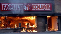 Gerai Family Dollar di Minneapolis juga jadi sasaran amuk massa. Gerai itu dibakar saat aksi memprotes kematian George Floyd. David Joles/Star Tribune via AP.