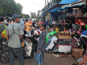 Pasar Gembrong Jaktim Padat Meski Ada PSBB, Pembeli Tak Jaga Jarak