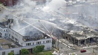 Sejumlah bangunan di Minneapolis hangus terbakar. Asap putih tampak mengepul saat petugas Damkar melakukan pemadaman di bangunan tersebut. (Brian Peterson/Star Tribune via AP.