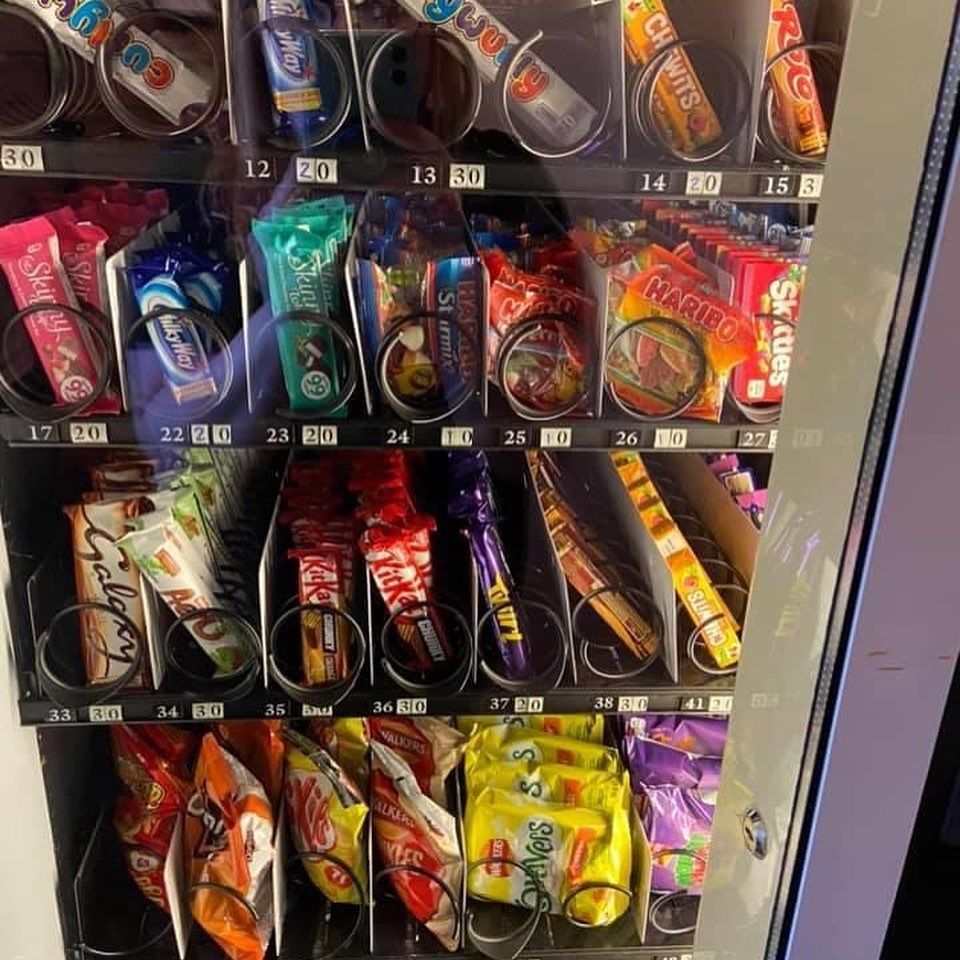 Ibu pasang vending machine camilan
