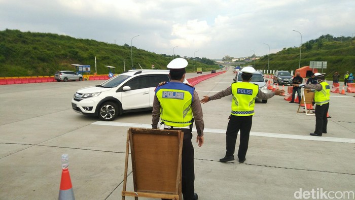 Penyekatan arus balik di gerbang Tol Kalikangkung Semarang, Sabtu (30/5/2020).