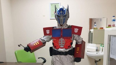 Potret Dokter Superhero dari Bogor, Rawat Pasien Pakai APD Unik