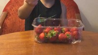 Lewat akun Instagramnya, Arat juga suka membagikan momen kulinerannya yang tak kalah seru. Seperti pose semangatnya saat berusaha menghabiskan buah strawberry. Foto: Instagram @arat.gym