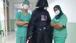 Potret Dokter Superhero dari Bogor, Rawat Pasien Pakai APD Unik