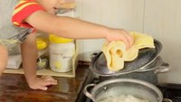 Tak sabar menanti makanannya, Arat langsung melompat ke meja dapur untuk mengecek apakah nasi yang dimasak sudah matang atau belum. Foto: Instagram @arat.gym