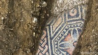 Kondisi lantai mosaik tampak terpelihara dengan baik.
