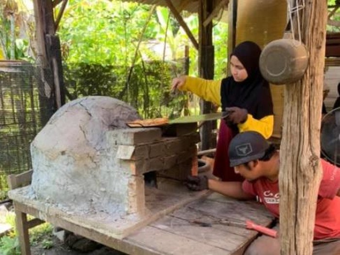 Keluarga di Malaysia jual pizza tradisional Keluarga di Malaysia jual pizza tradisional