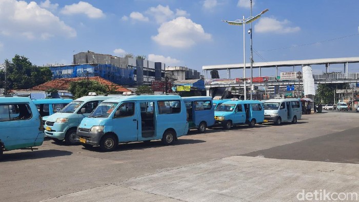 Angkot sepi penumpang di Kampung Melayu