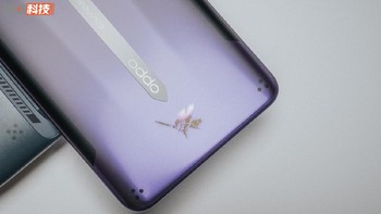 Di bagian bawah ponsel terdapat logo Eva Unit-01. Foto: NeochaEDGE