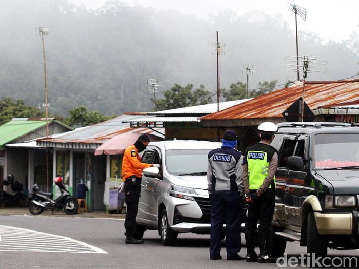 Personel gabungan melakukan penyekatan kendaraan yang memasuki Jawa Timur. Penyekatan itu untuk menghadang pemudik kembali ke daerah asalnya.