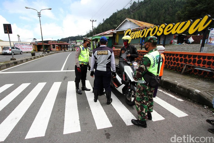 Personel gabungan melakukan penyekatan kendaraan yang memasuki Jawa Timur. Penyekatan itu untuk menghadang pemudik kembali ke daerah asalnya.