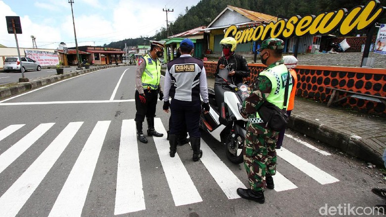 Penyekatan Pemudik di Pintu Masuk Jawa Timur Personel gabungan melakukan penyekatan kendaraan yang memasuki Jawa Timur. Penyekatan itu untuk menghadang pemudik kembali ke daerah asalnya.