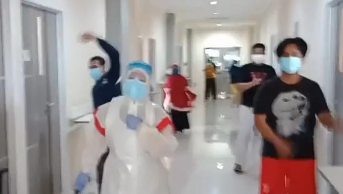 Screenshot video tenaga medis dan pasien di RS Bhayangkara Makassar Senam Maumere.