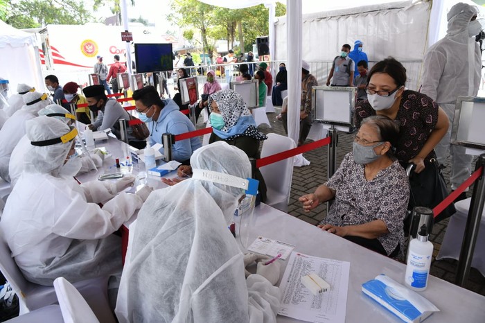 Genjot Rapid Test Massal di Zona Merah Badan Intelijen Negara (BIN) kembali menggelar rapid dan swab test massal COVID-19. Kali ini, kegiatan digelar di Kawasan Bisnis CBD Ciledug, Jalan HOS Cokroaminoto RT 001, RW 001, Karang Tengah, Kota Tangerang, Sabtu (30/5).