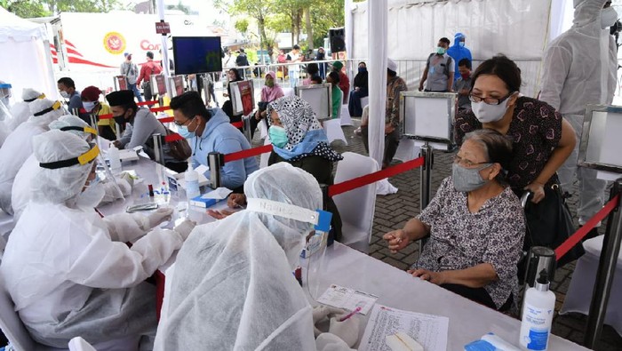 Genjot Rapid Test Massal di Zona Merah Badan Intelijen Negara (BIN) kembali menggelar rapid dan swab test massal COVID-19. Kali ini, kegiatan digelar di Kawasan Bisnis CBD Ciledug, Jalan HOS Cokroaminoto RT 001, RW 001, Karang Tengah, Kota Tangerang, Sabtu (30/5).
