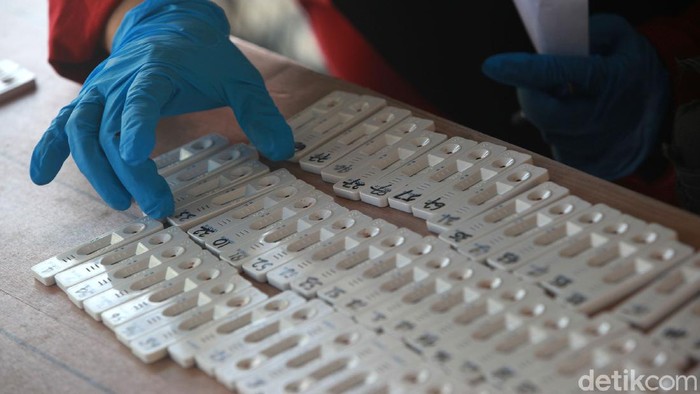Sebanyak 87 pegawai Lembaga Pemasyarakatan (Lapas) Anak Pria  (LPKA) Tangerang menjalani rapid test virus Corona, di dalam kompleks LPKA, Tangerang, BAnten, Sabtu (30/5/2020). Hasil tes tersebut menunjukan seluruh pegawai termasuk pimpinan negatif terhadap virus Corona COVID-19.  Saat ini LPKA Tangerang membina 55 anak binaan dengan masa hukuman 3 bulan hingga 10 tahun. Selama pandemi Corona, aktivitas lapas seperti olahraga menggunakan protokol pandemi. Selain itu, untuk mencegah virus masuk ke dalam lapas, waktu menjenguk keluarga juga masih belum diperbolehkan.