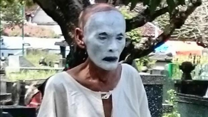 Terjebak Bersama Jemek Supardi di Kerkhof