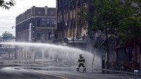 Sisa-sisa pembakaran gedung di Minneapolis ini masih terlihat jelas. Puing berserakan hingga dinding yang menghitam. Dave Schwarz/St. Cloud Times via AP.