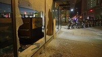 Serpihan kaca berserakan di sekitar pertokoan di Louisville. AP Photo/Darron Cummings.