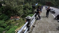 Suasana pegunungan yang asri membuat warga betah berlama-lama di kawasan tersebut.