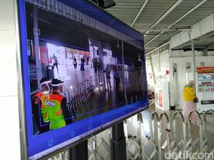 Suhu Tubuh Dicek Pakai Thermal Scanner, Begini Suasana Stasiun Bogor Pagi Ini