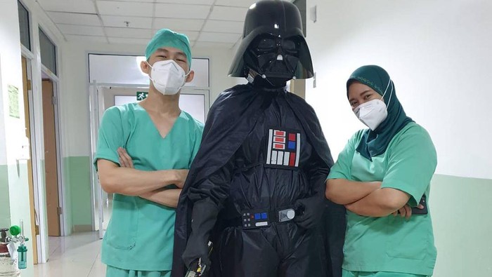 dokter dengan APD superhero Foto: Instagram @erric_manibuy (Dipublikasikan atas izin yang bersangkutan) dokter dengan APD superhero Foto: Instagram @erric_manibuy (Dipublikasikan atas izin yang bersangkutan)