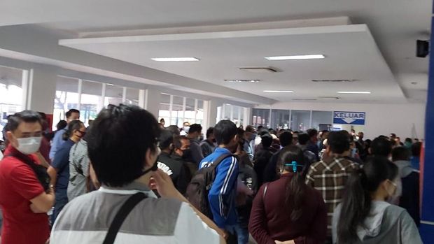 Suasana perpanjang SIM di Daat Mogot Sabtu (30/5/2020).