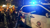 Saat ini polisi kota Minneapolis yang menekan leher George Floyd dengan menggunakan lutut hingga tewas telah ditangkap. Polisi tersebut didakwa telah melakukan pembunuhan. AP Photo/Ringo HW Chiu.