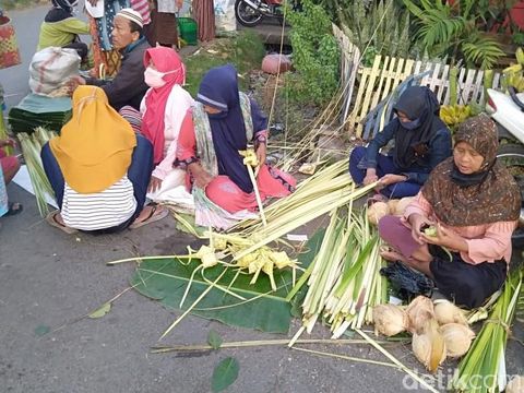 Suasana penjual janur ketupat di Pasar Bangetayu, Semarang, Sabtu (30/5/2020).