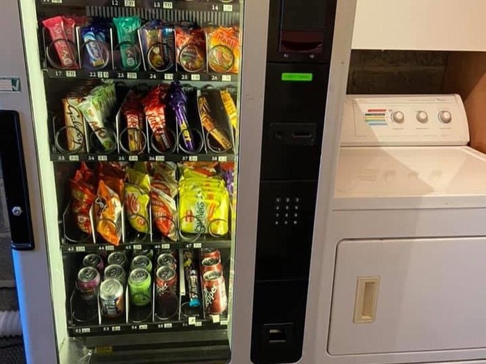 Ibu pasang vending machine camilan Ibu pasang vending machine camilan