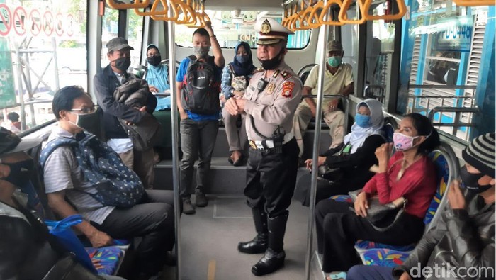 Polisi memberi imbauan kepada pengguna TransJ