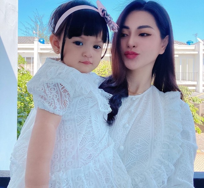 Aska yang kini menjadi selebgram itu memiliki wajah cantik dan kerap dipuji sebagai mamah muda yang mempesona.  Foto: dok. Instagram
