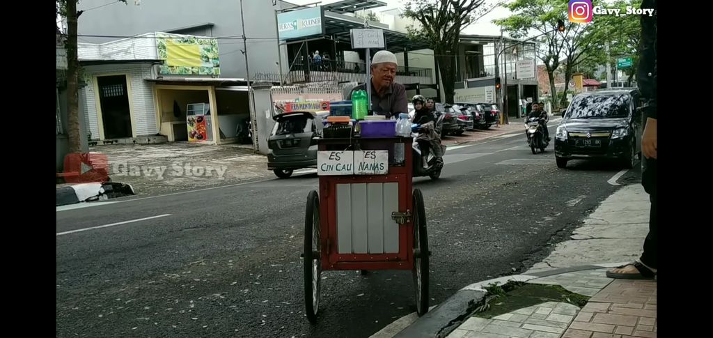 general manager jadi tukang cincau