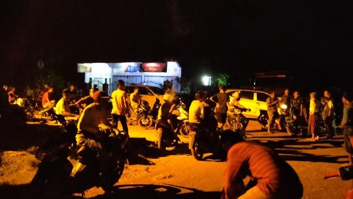 Warga Jambi sempat memblokir jalan.