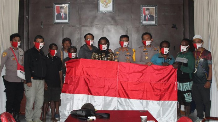 Kapolres Puncak Jaya AKBP Mikael Suradal menerima satu anggota KKB bernama Cari Jalan Telenggen yang menyerahkan diri.