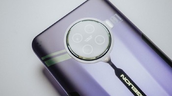 Bingkai kamerana diberikan aksen hijau fluorescent Foto: NeochaEDGE