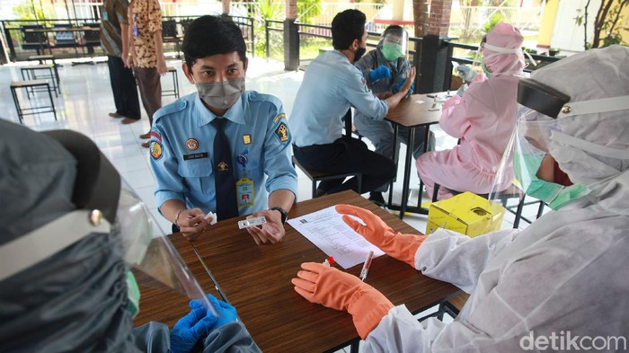 Pegawai Lapas Anak Tangerang Dites Corona Sebanyak 87 pegawai Lembaga Pemasyarakatan (Lapas) Anak Pria (LPKA) Tangerang menjalani rapid test virus Corona, di dalam kompleks LPKA, Tangerang, BAnten, Sabtu (30/5/2020). Hasil tes tersebut menunjukan seluruh pegawai termasuk pimpinan negatif terhadap virus Corona COVID-19. Saat ini LPKA Tangerang membina 55 anak binaan dengan masa hukuman 3 bulan hingga 10 tahun. Selama pandemi Corona, aktivitas lapas seperti olahraga menggunakan protokol pandemi. Selain itu, untuk mencegah virus masuk ke dalam lapas, waktu menjenguk keluarga juga masih belum diperbolehkan.