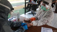 Tim medis mengambil sampel darah dari ujung jari pegawai Lapas saat rapid test virus Corona.