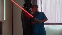 Tak hanya APD superhero, Erric juga punya APD tokoh antagonis Darth Vader dari serial Star Wars. (Foto: Instagram/erric_manibuy -dipublikasikan atas izin yang bersangkutan) 