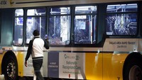Kaca sebuah bus pecah dilempari batu oleh massa. Tom Fox/The Dallas Morning News via AP