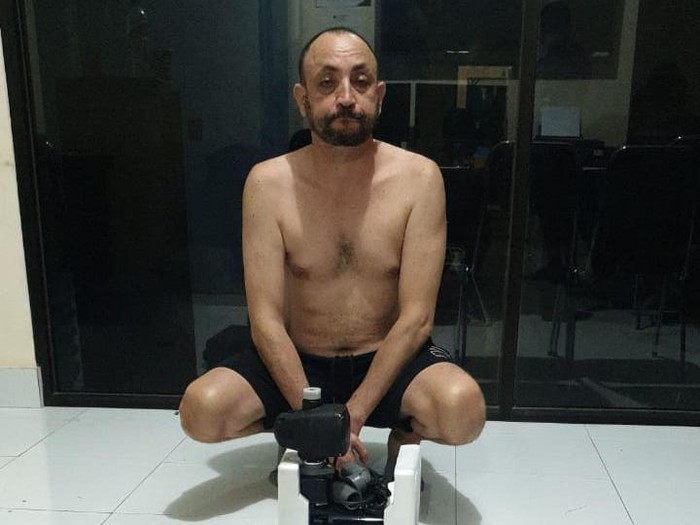 Polisi menangkap WN Aljazair Mirad Riad alias Philips yang buron karena terlibat pembobolan ATM.
